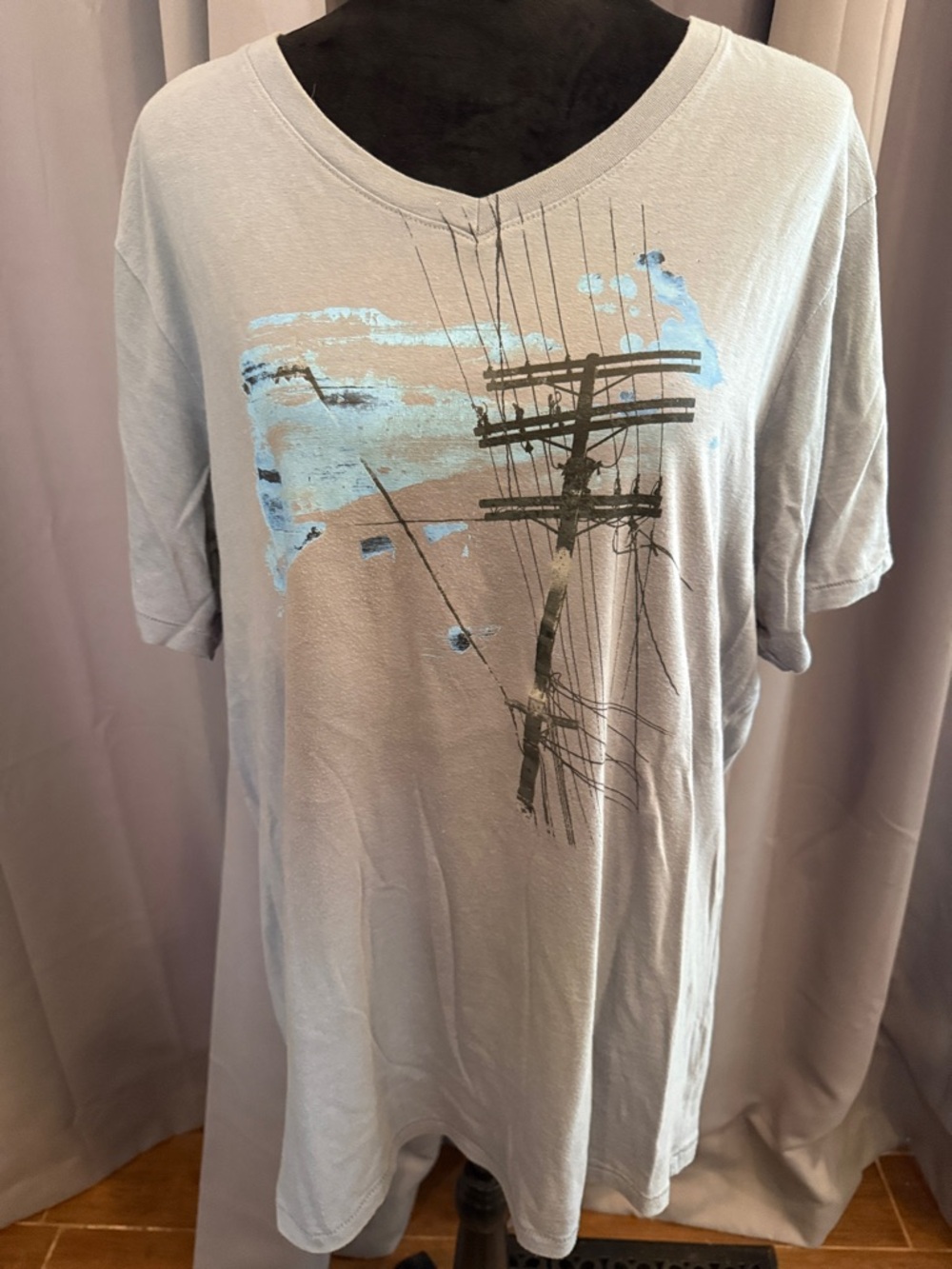 jf j.ferrar Light Gray Graphic V-Neck Shirt with Blue Accent